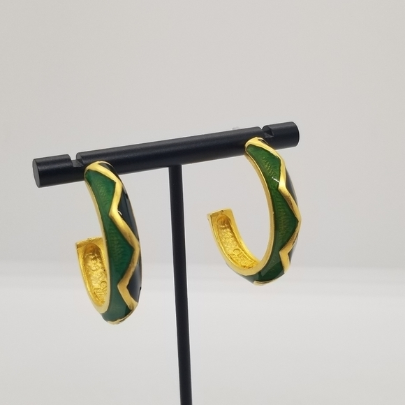 vintage signed Leslie Block gold tone hoop earrings with green zigzag enamel - Picture 1 of 8